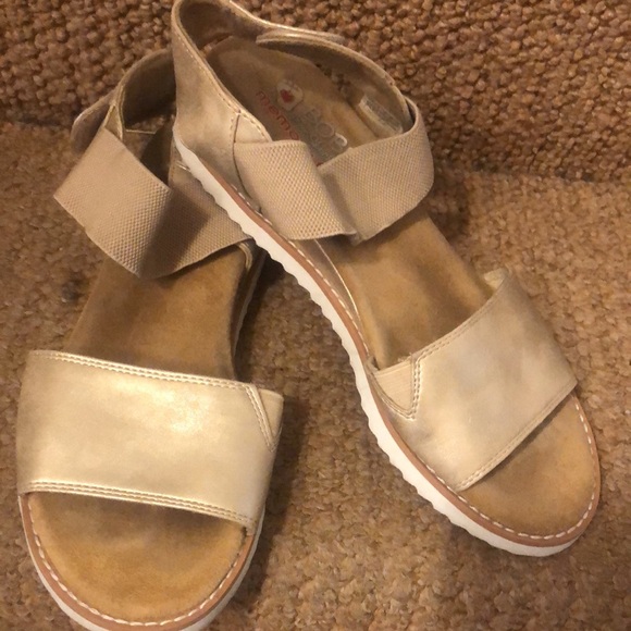 Super comfortable walking sandals by BOBS - Picture 5 of 7